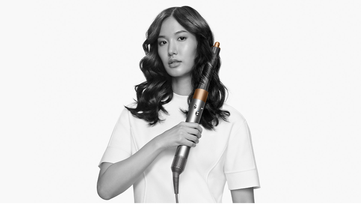 Create a beautiful blowout with the Dyson Airwrap attachments and aerodynamic technology.